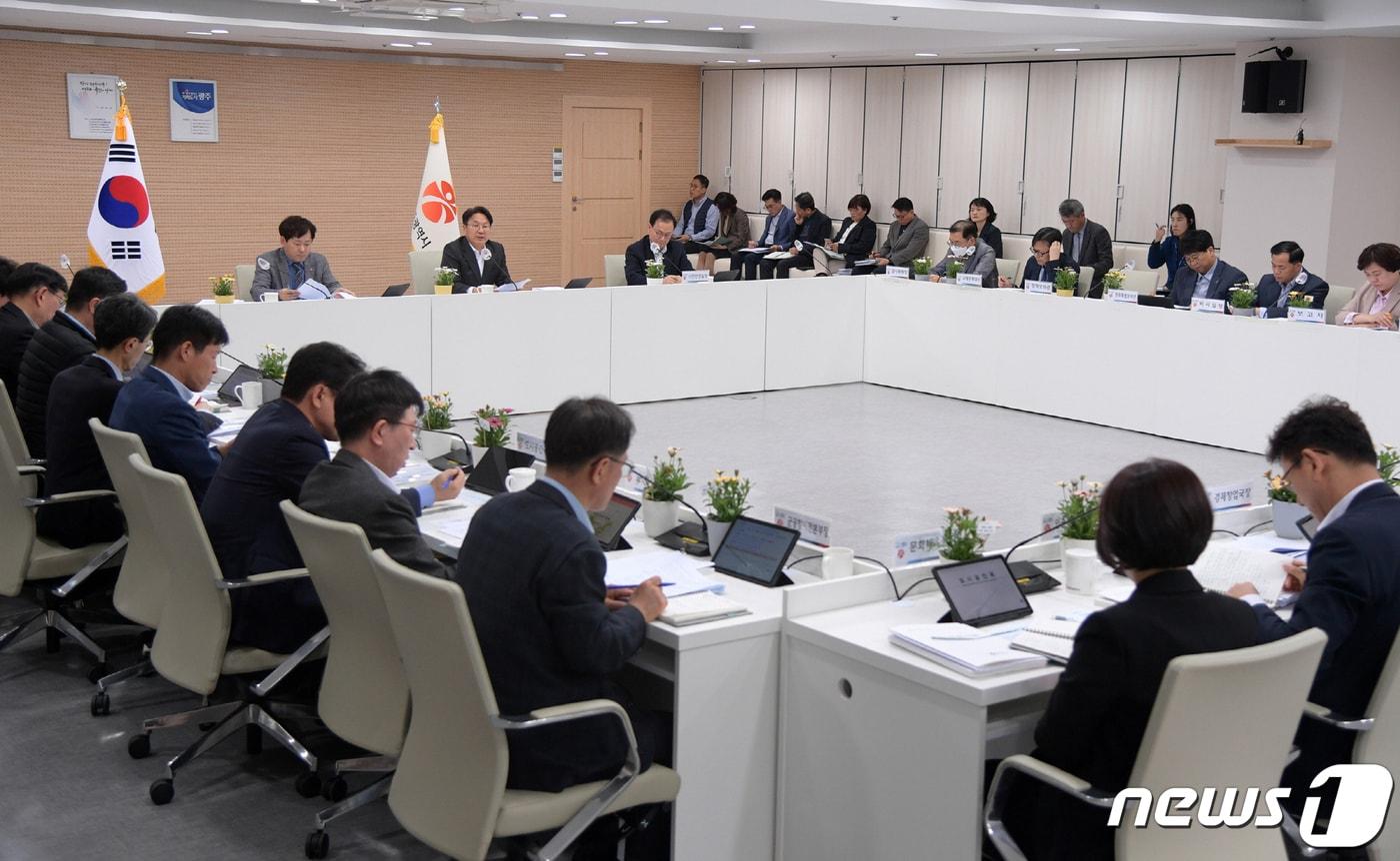 강기정 광주시장이 11일 오후 시청 중회의실에서 간부회의를 주재하고 있다.&#40;광주시 제공&#41;2024.4.11/뉴스1 