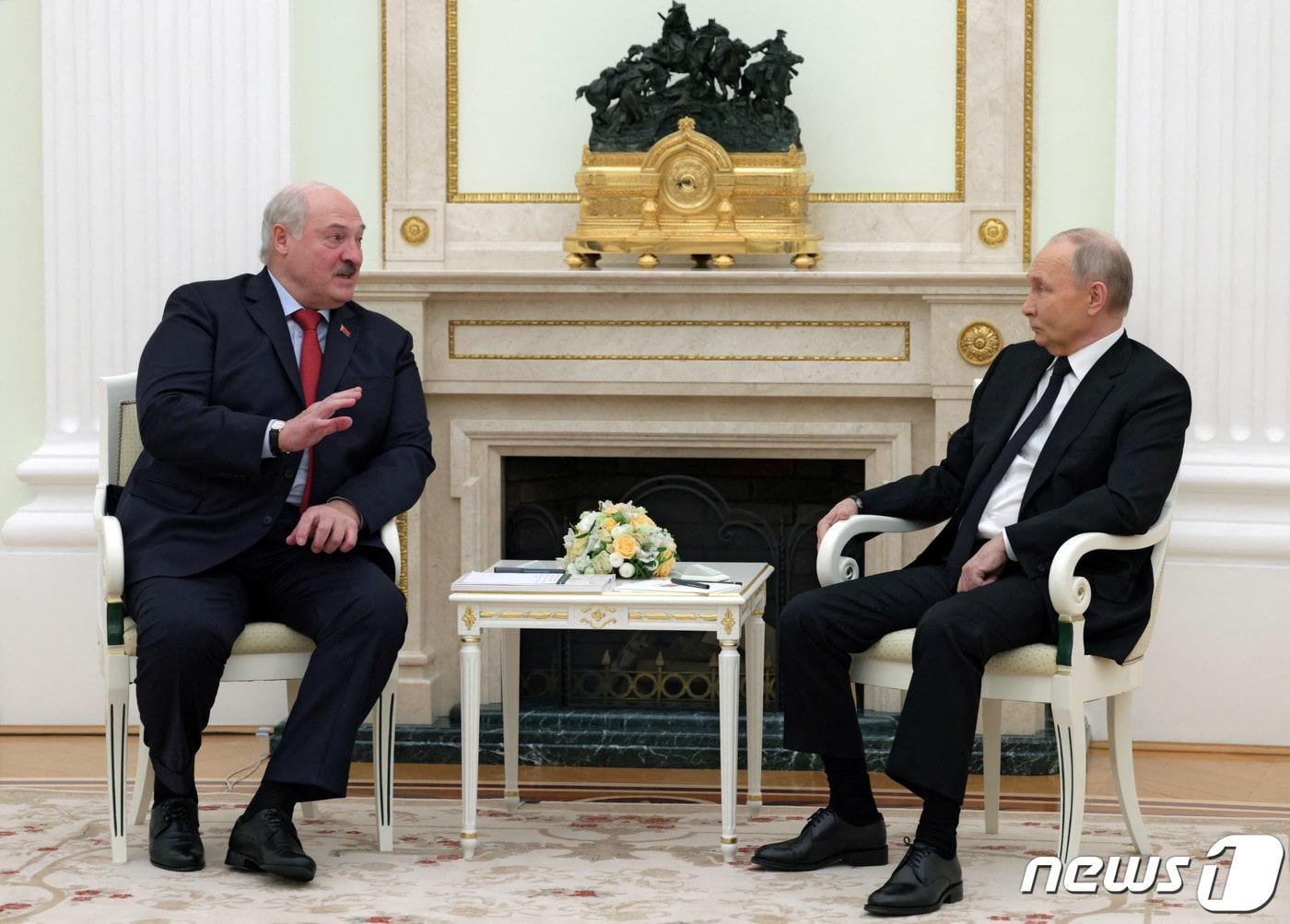 블라디미르 푸틴 러시아 대통령&#40;오른쪽&#41;이 지난 11일&#40;현지시간&#41; 모스크바 크렘린 궁에서 알렉산드르 루카셴코 벨라루스 대통령과 회담을 하고 있다. ⓒ 로이터=뉴스1 ⓒ News1 우동명 기자