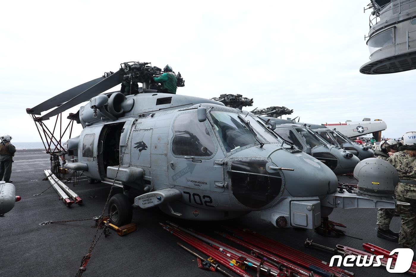 지난 11일 제주 남방 공해상에서 열린 &#39;한·미·일 해상훈련&#39;에서 미 해군의 니미츠급 핵추진 항공모함 시어도어 루스벨트함&#40;CVN-71&#41;에서 MH-60 시호크 해상작전헬기들이 작전을 위해 대기하고 있다. &#40;국방일보 제공&#41; 2024.4.12/뉴스1