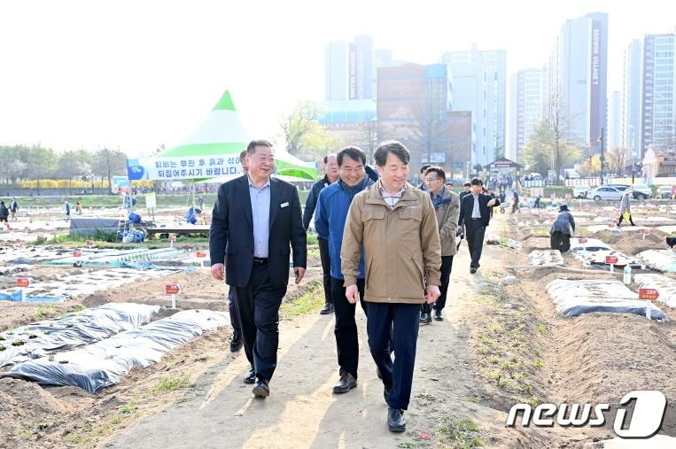 지난 11일 파주시 금촌의 시민주말농장에서 김경일 파주시장&#40;왼쪽&#41;이 개장식을 마친 후 관계자들과 농장을 둘러보고 있다. &#40;파주시 제공&#41;