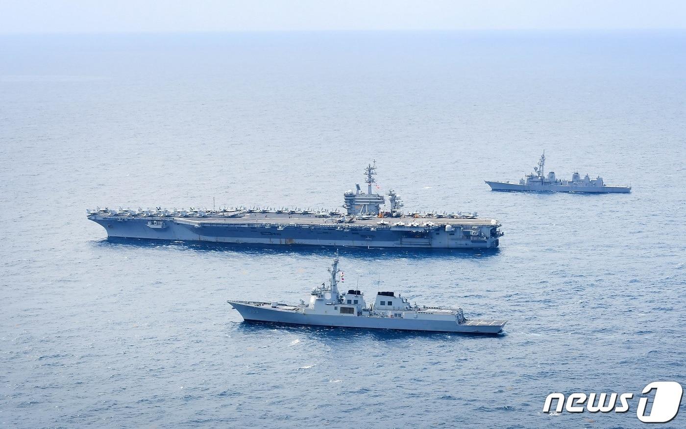 한미 해군과 일본 해상자위대가 지난 11일 제주 남방 공해상에서 북한의 핵, 미사일 위협에 대한 공동 대응능력을 향상하기 위해 한미일 해상훈련을 하고 있다. 아래쪽부터 이지스구축함 서애류성룡함, 미국 해군 항공모함 시어도어 루즈벨트함, 일본 해상자위대 구축함 아리아케함. &#40;해군 제공&#41; 2024.4.12/뉴스1