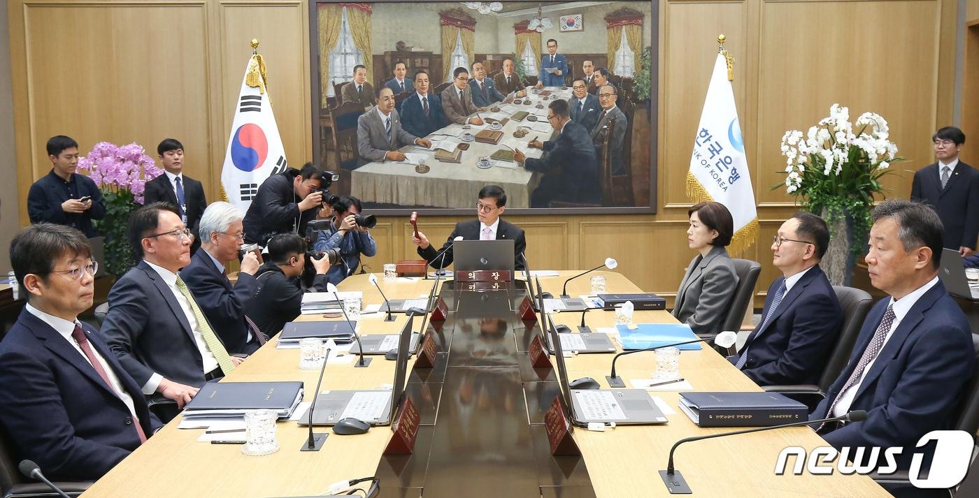 이창용 한국은행 총재가 지난 4월 금융통화위원회 통화정책방향 결정회의에서 의사봉을 두드리고 있다. /뉴스1