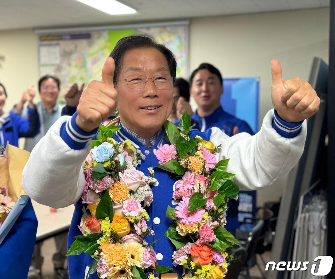 10일 밤 제22대 총선 개표 중 &#39;파주갑&#39; 더불어민주당 윤후덕 당선자가 선거사무실에서 당선을 확정한 뒤 지지자들의 환호에 답하고 있다. &#40;윤후덕 선거사무실 제공&#41;