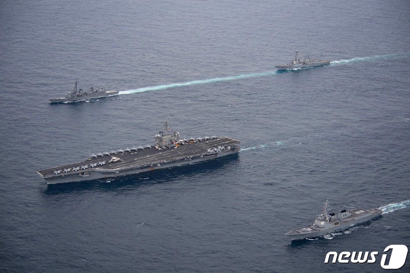 한미 해군과 일본 해상자위대가 지난 4월 11일 제주 남방 공해상에서 북한의 핵, 미사일 위협에 대한 공동 대응능력을 향상하기 위해 한미일 해상훈련을 하고 있다. 아래쪽부터 이지스구축함 서애류성룡함, 미국 해군 항공모함 시어도어 루즈벨트함, 일본 해상자위대 구축함 아리아케함, 미국 해군 이지스구축함 다니엘 이노우에함. &#40;해군 제공&#41; 2024.4.12/뉴스1