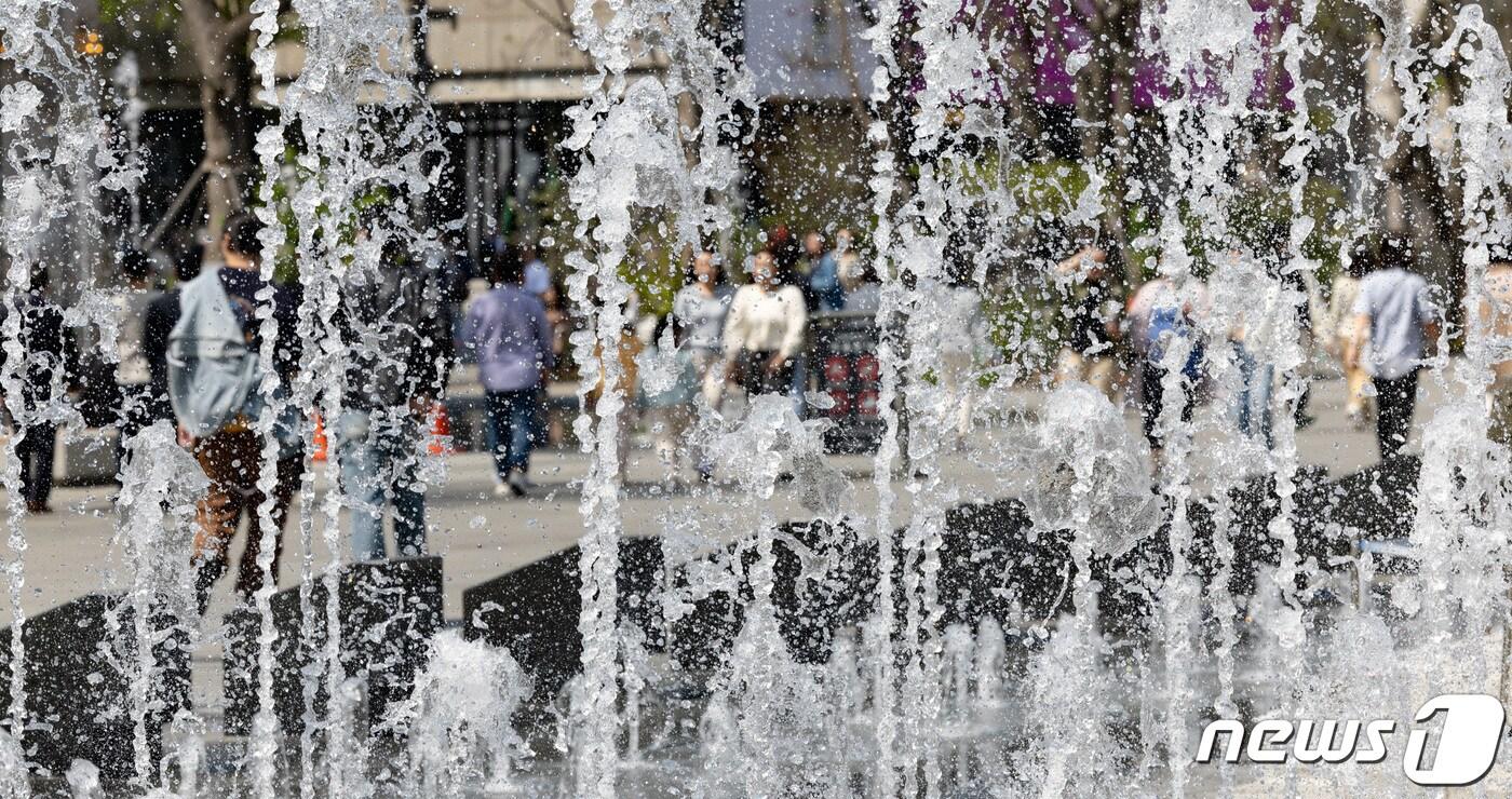 서울 낮 기온이 23도까지 오른 12일 오후 서울 세종대로 광화문광장 분수대에서 시민들이 길을 거닐고 있다.  자료사진 2024.4.12/뉴스1 ⓒ News1 이재명 기자