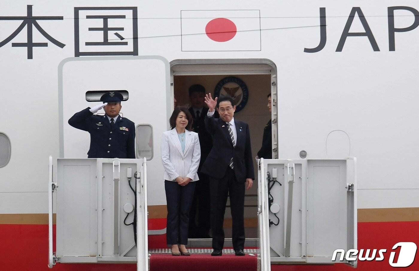 미국을 국빈 방문한 기시다 후미오 일본 총리 부부가 지난달 11일&#40;현지간&#41; 노스캐롤라이나주에 소재한 토요타와 혼다 자동차 조립공장을 방문하기 위해 메릴랜드주 앤드류공항서 전용기에 오르며 환송객들에게 작별 인사를 하고 있다. 2024.04.12 ⓒ AFP=뉴스1 ⓒ News1 김성식기자