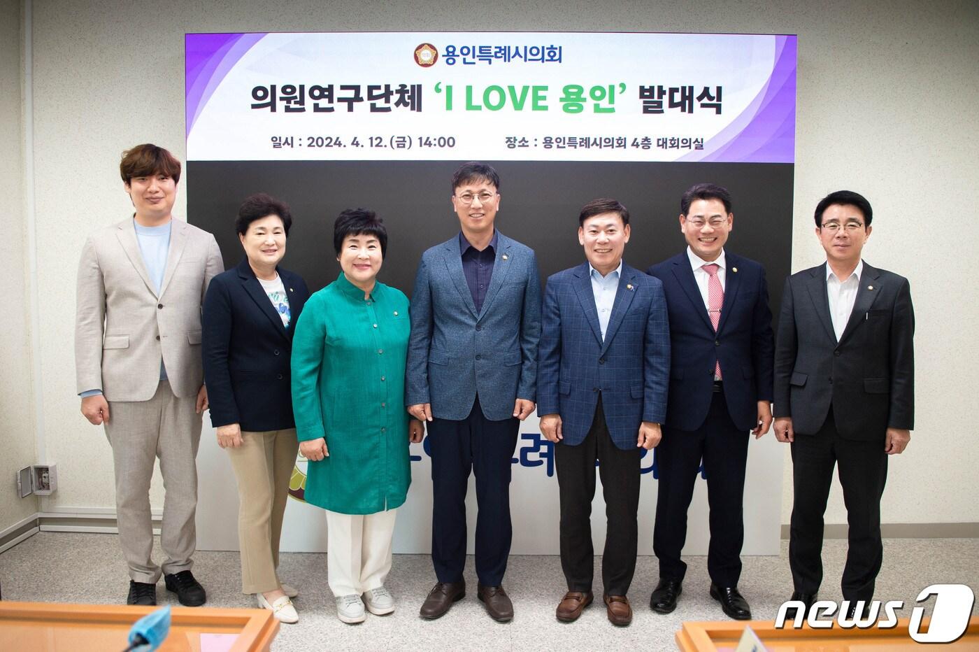 왼쪽부터 이상욱, 남홍숙, 장정순, 김병민, 이진규, 김윤선 의원.&#40;용인시의회 제공&#41;