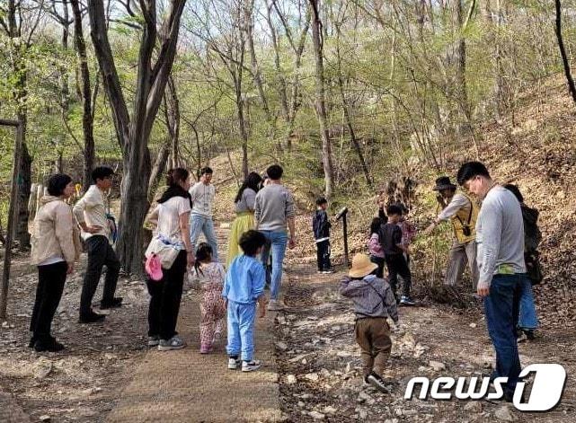 12일 국립대전숲체원에서 &#39;농가 연계 숲나들이 1박 2일 가족캠프&#39; 참가자들이 생태활동을 하고 있다. &#40;대전유아교육진흥원 제공&#41;/뉴스1