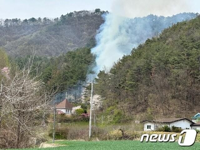 12일 오후 12시 45분께 전북자치도 무주군 적상면 한 야산에서 불이 났다.&#40;전북소방본부 제공&#41;