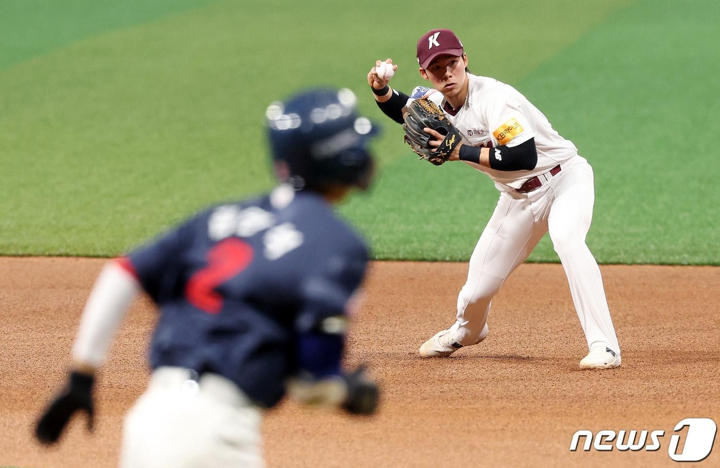 12일 오후 서울 고척스카이돔에서 열린 2024 신한은행 SOL뱅크 KBO리그 롯데 자이언츠와 키움 히어로즈의 경기, 1회초 1사 주자없는 상황 키움 2루수 김혜성이 롯데 김민석의 내야땅볼 타구를 잡아 포스아웃 시키고 있다. 2024.4.12/뉴스1 ⓒ News1 이동해 기자