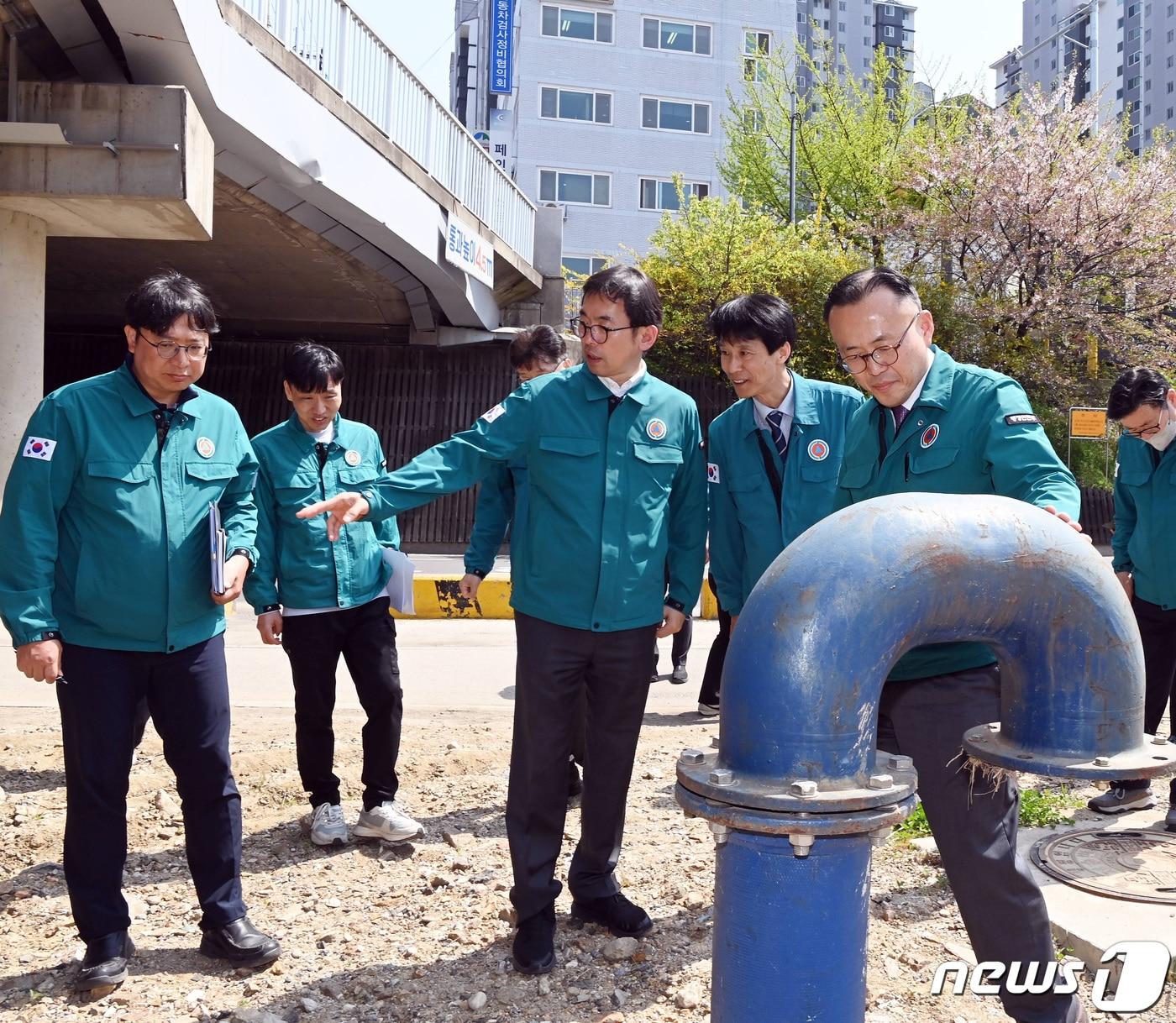 이한경 행정안전부 재난안전관리본부장이 여름철 풍수해를 대비해 지난 12일 경기 안양 학의천 하상도로 현장을 찾아 침수우려 취약도로 자동차단시설을 점검하고 있다. &#40;행정안전부 제공&#41; 2024.4.13/뉴스1