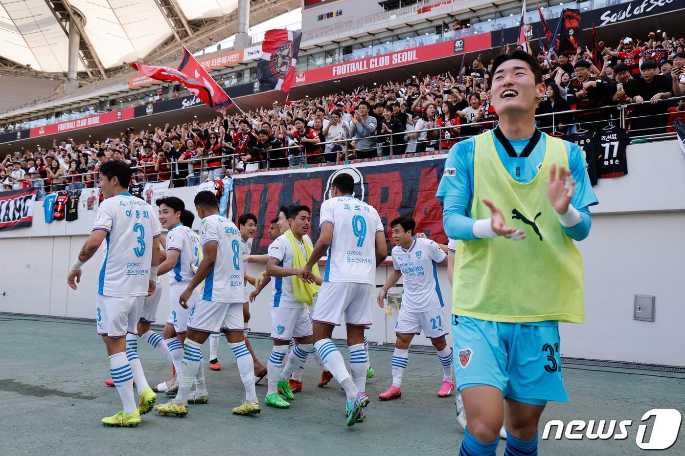 13일 오후 서울 마포구 월드컵경기장에서 열린 &#39;프로축구 하나은행 K리그1 2024 7라운드&#39; FC서울과 포항 스틸러스의 경기 후반전, 포항 박찬용이 팀의 세번째 골을 넣은 뒤 동료들 및 서포터즈와 기쁨을 나누고 있다. 2024.4.13/뉴스1 ⓒ News1 안은나 기자