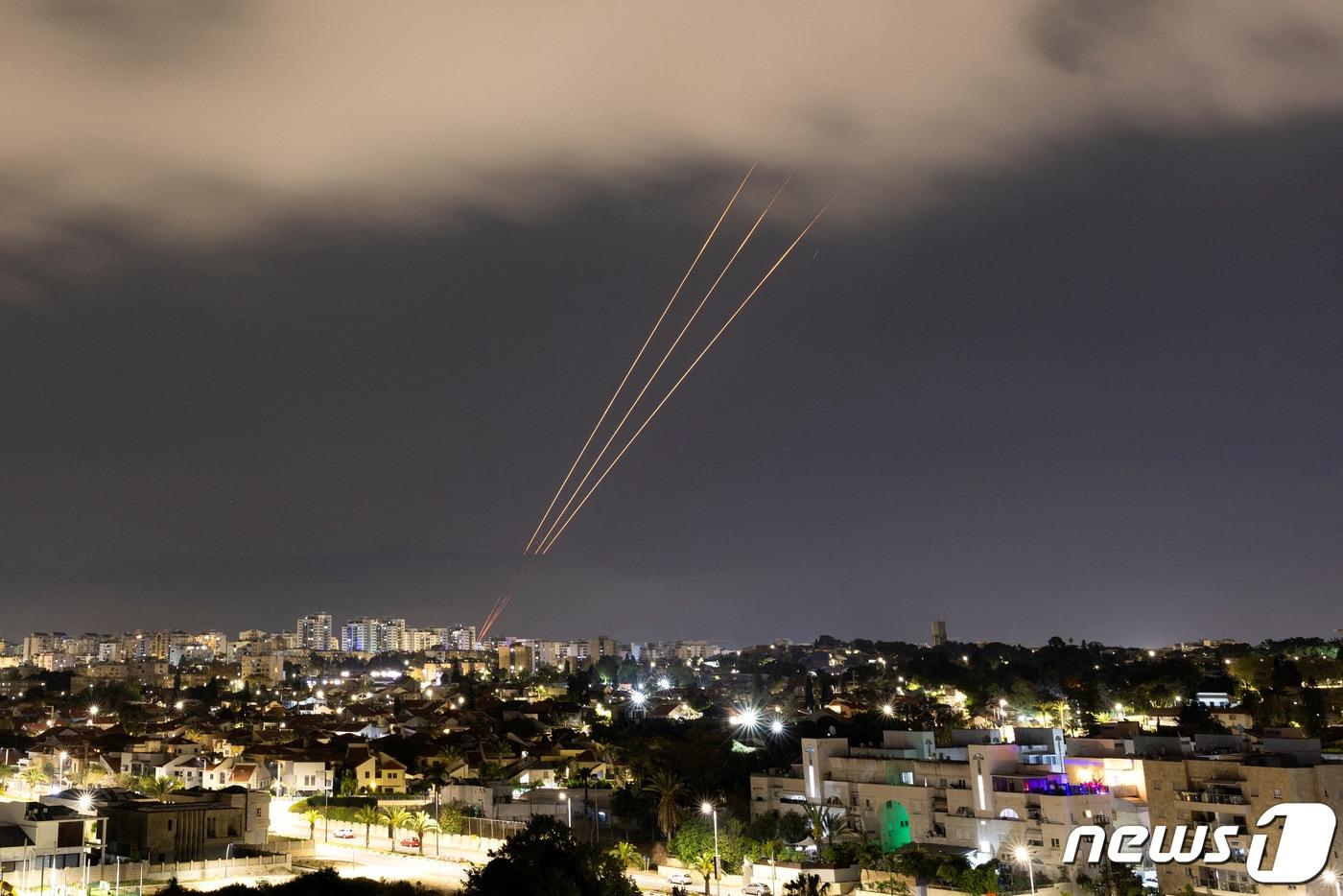 이란이 시리아 주재 자국 영사관 공습에 대한 보복으로 이스라엘을 향해 미사일과 무인기&#40;드론&#41;를 무더기로 발사한 지난 4월 14일&#40;현지시간&#41; 새벽 이스라엘 남부 도시 아슈켈론에서 이를 요격하기 위한 대공 미사일이 발사되는 모습&lt;자료사진&gt;. 2024.04.14. ⓒ 로이터=뉴스1 ⓒ News1 김성식 기자