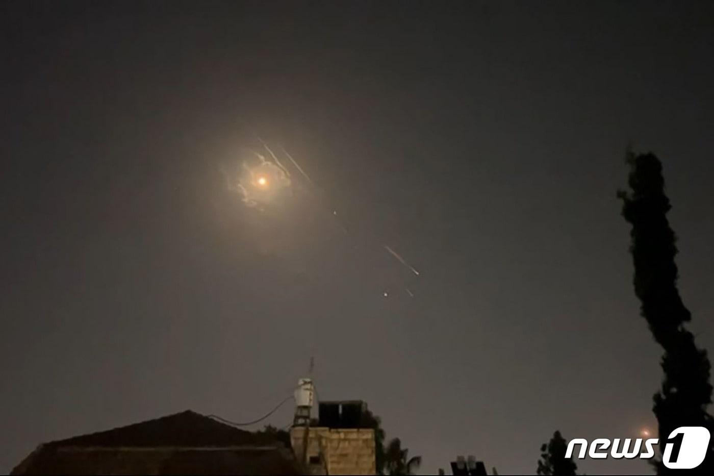 14일&#40;현지시간&#41; 이스라엘 예루살렘 상공에 이란의 공습이 벌어지고 있다. 2024.04.14 ⓒ AFP=뉴스1 ⓒ News1 정지윤 기자