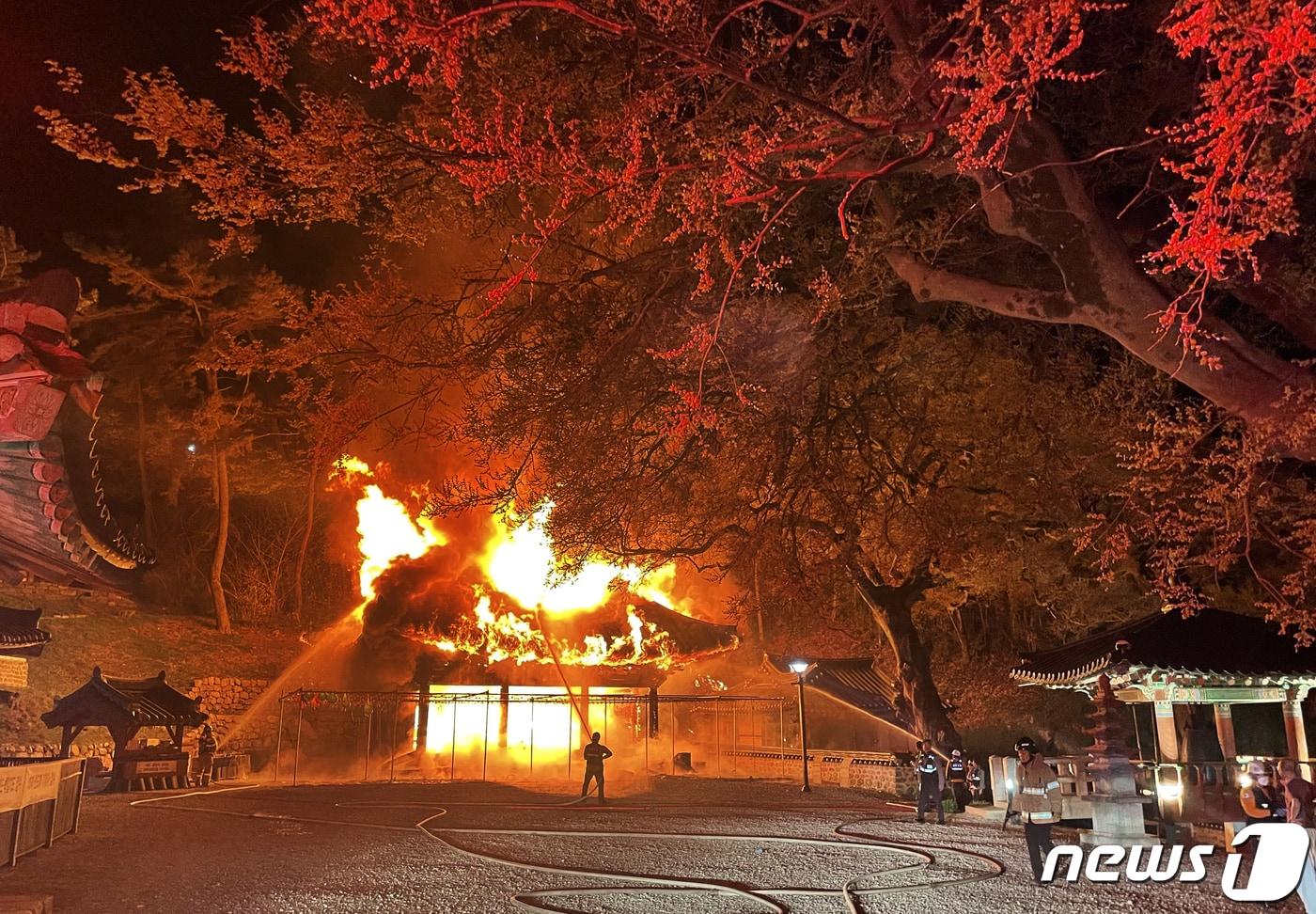 13일 오후 11시17분께 전북자치도 김제시 진봉면 망해사에서 불이 났다.&#40;전북소방 제공&#41;2024.4.14/뉴스1