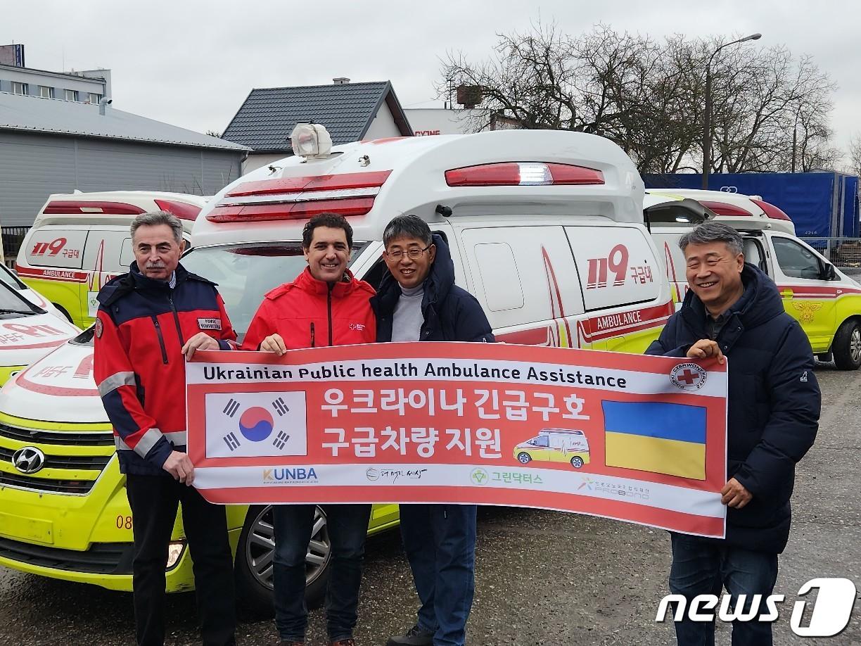 우크라이나 현지에서 부산소방재난본부 119구급차들이 전달되고 있는 모습&#40;온병원그룹 제공&#41;