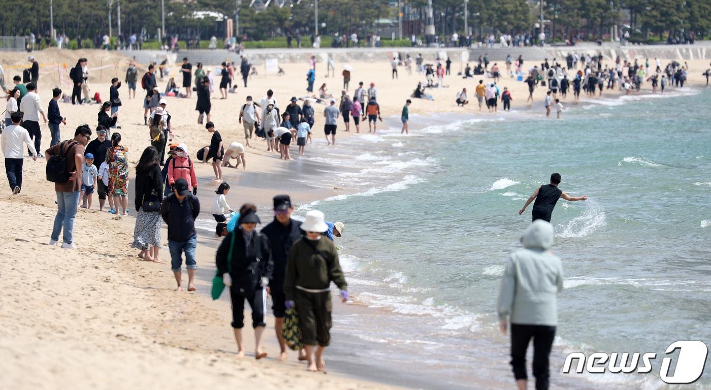 전국적으로 초여름 날씨를 보인 14일 부산 해운대해수욕장을 찾은 관광객 등 시민들이 물놀이를 즐기고 있다. 2024.4.14/뉴스1 ⓒ News1 윤일지 기자