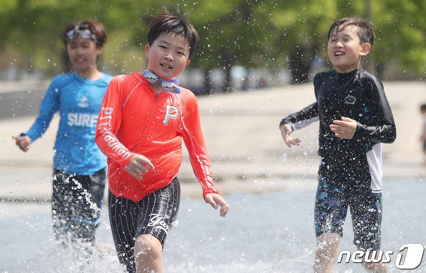 전국적으로 초여름 날씨를 보인 14일 서울 여의도 한강공원 물빛광장에서 어린이들이 물놀이로 더위를 식히고 있다. 2024.4.14/뉴스1 ⓒ News1 임세영 기자