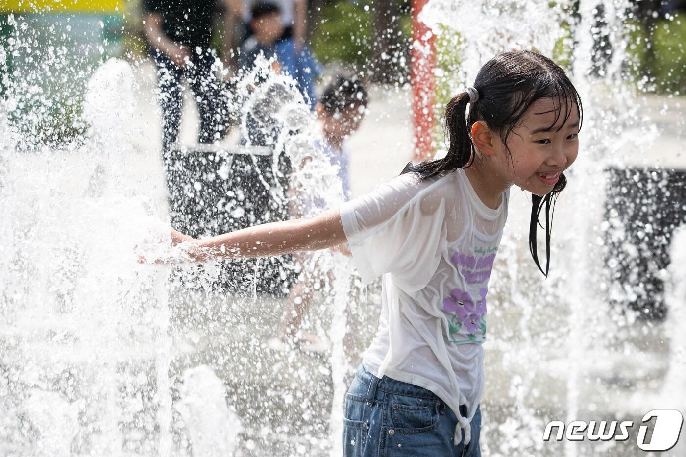 서울 낮 최고기온이 30도까지 오르는 등 초여름 날씨가 이어진 14일 서울 광화문광장 분수대에서 어린이들이 물놀이를 즐기며 더위를 식히고 있다. 2024.4.14/뉴스1 ⓒ News1 유승관 기자