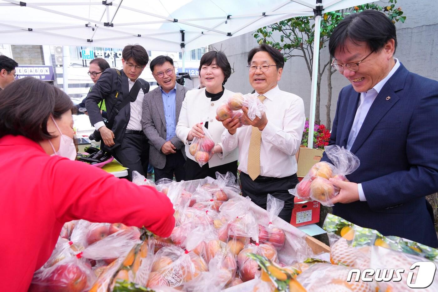 강기정 광주시장이 지난 12일 광산구 농협광주지역본부 주차장에 마련된 &#39;농축산물 금요직거래장터 개장식&#39;에 참석해 시민들에게 과일을 소개하고 있다.&#40;광주시 제공&#41;2024.4.14/뉴스1 