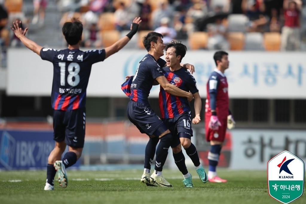 수원FC가 대전 하나시티즌을 꺾으면서 올 시즌 첫 홈경기 승리를 달성했다. &#40;한국프로축구연맹 제공&#41;