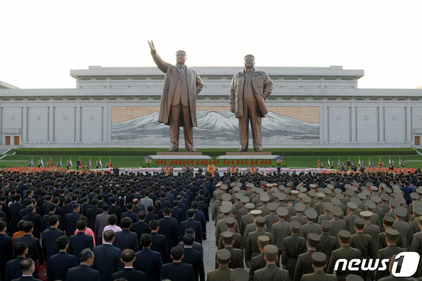 &#40;평양 노동신문=뉴스1&#41; = 김일성과 김정일 동상. [국내에서만 사용가능. 재배포 금지. DB 금지. For Use Only in the Republic of Korea. Redistribution Prohibited] rodongphoto@news1.kr