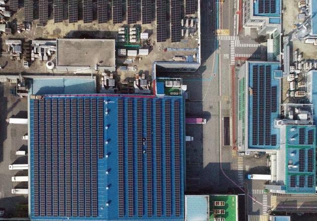 HD현대에너지솔루션이 CJ제일제당 진천공장 지붕에 설치한 태양광 발전소 모습&#40;HD현대 제공&#41;