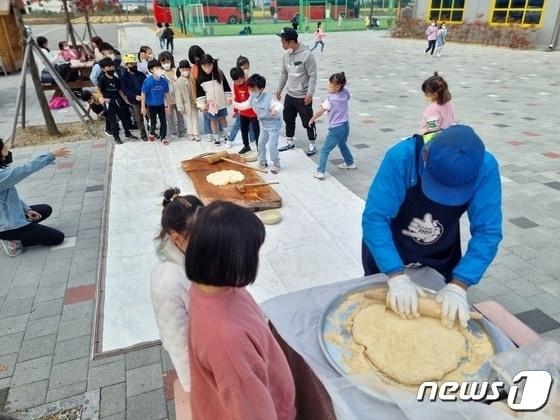  15일 충북 충주시가 체류형 관광 중심의 2024년 농촌 크리에이투어 사업을 추진한다고 밝혔다. 사진은 내포긴들마을 텃밭 피자만들기.&#40;자료사진&#41;2024.4.15/뉴스1