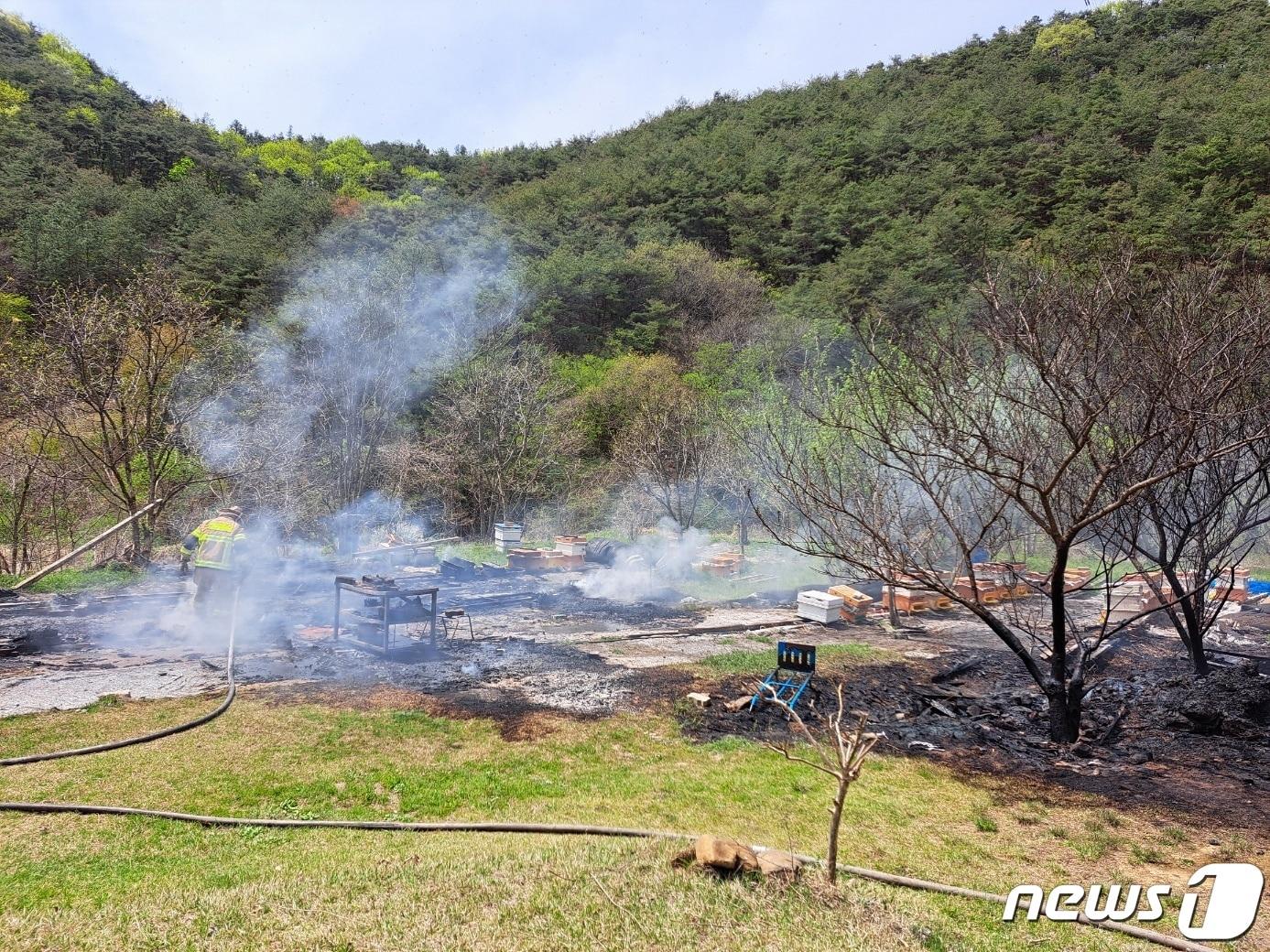 14일 낮 12시 19분쯤 고령군 운수면 양봉장에서 화재가 발생해 출동한 소방관이 진화작업을 하고 있다. &#40;경북소방본부 제공&#41; 2024.4.15/뉴스1