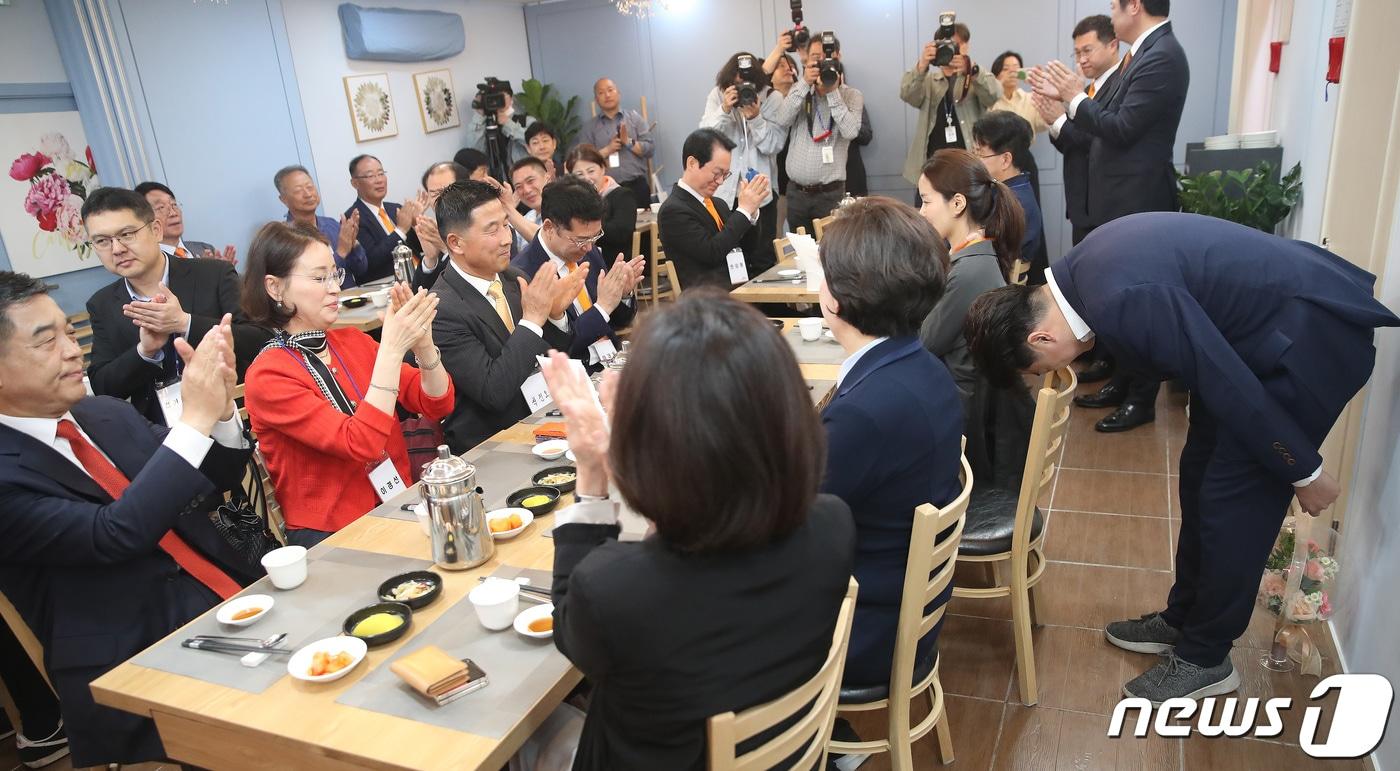 이준석 개혁신당 대표가 15일 오전 서울 여의도 한 식당에서 열린 제22대 국회의원선거&#40;총선&#41; 출마자 격려 오찬에서 참석자들을 향해 감사 인사를 하고 있다. 2024.4.15/뉴스1 ⓒ News1 임세영 기자