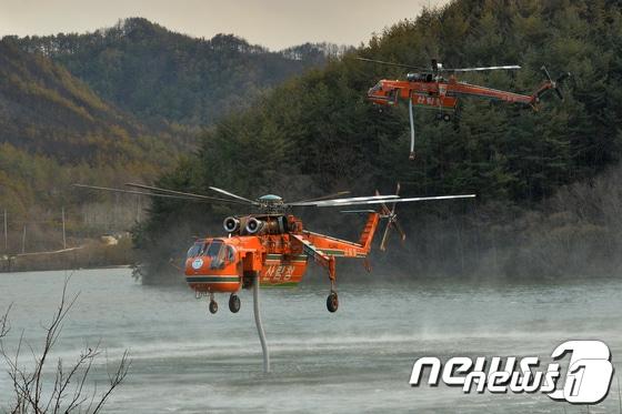  초대형 산불진화헬기&#40;S-64&#41; 두 대가 담수하고 있다. &#40;울진=뉴스1&#41; 최창호 기자