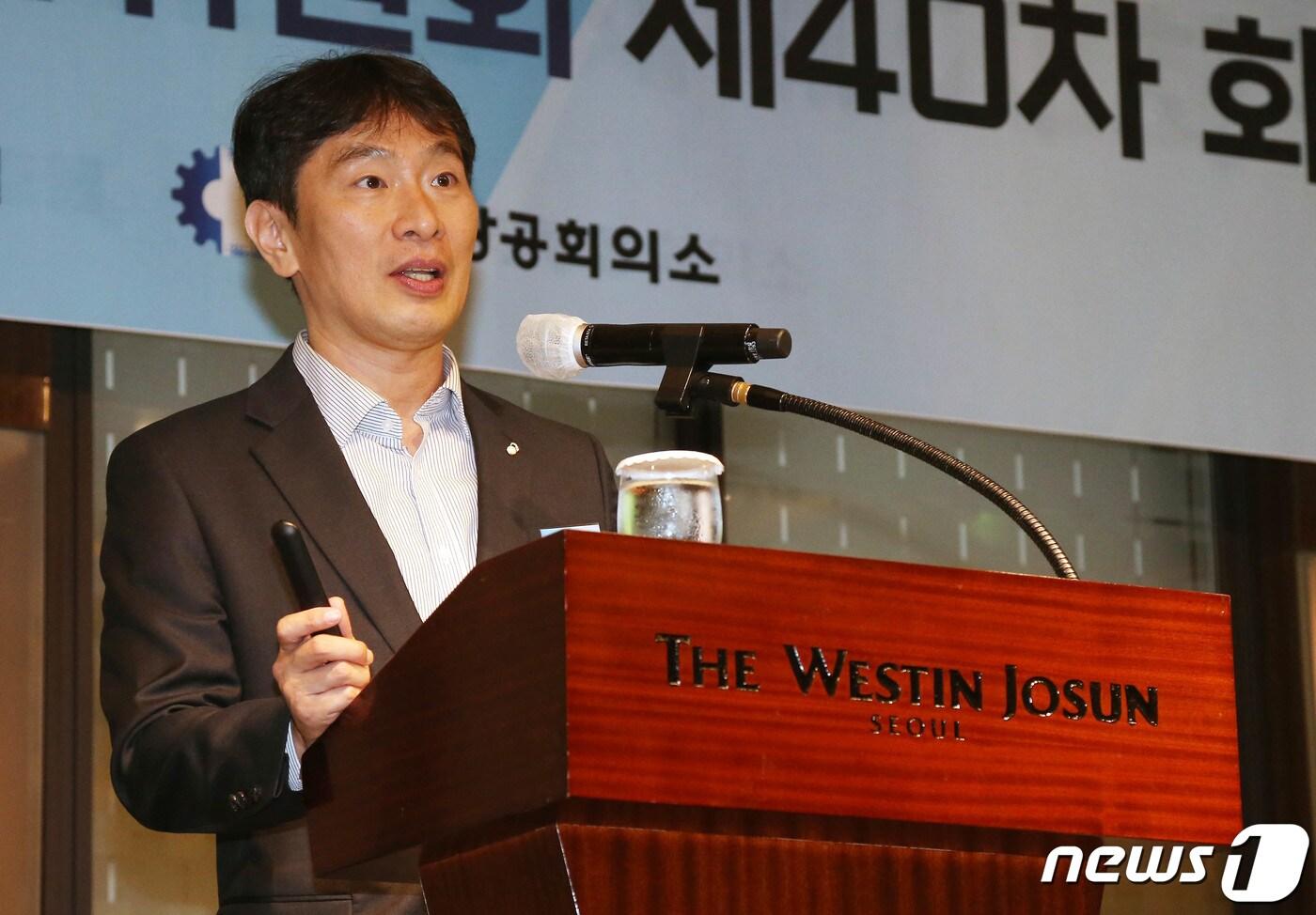 이복현 금융감독원장이 15일 서울 중구 웨스틴조선호텔에서 열린 &#39;제40차 대한상의 금융산업위원회 전체회의&#39;에서 ‘자본시장 대&#40;大&#41;전환과 우리 기업·자본시장의 도약을 위한 발걸음’이라는 주제로 강연하고 있다. &#40;대한상의 제공&#41; 2024.4.15/뉴스1