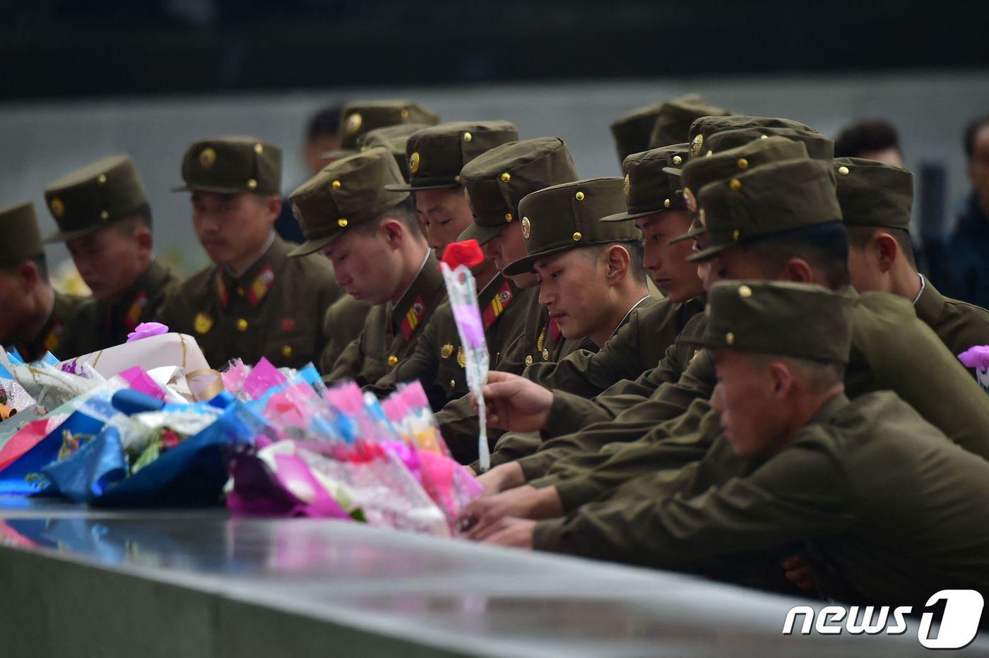 김일성 탄생 112주년 &#39;태양절&#39;인 15일 북한 군인들이 만수대언덕 김일성 부자 동상을 찾아 헌화하고 있다. 2024.04.15 ⓒ AFP=뉴스1 ⓒ News1 권진영기자