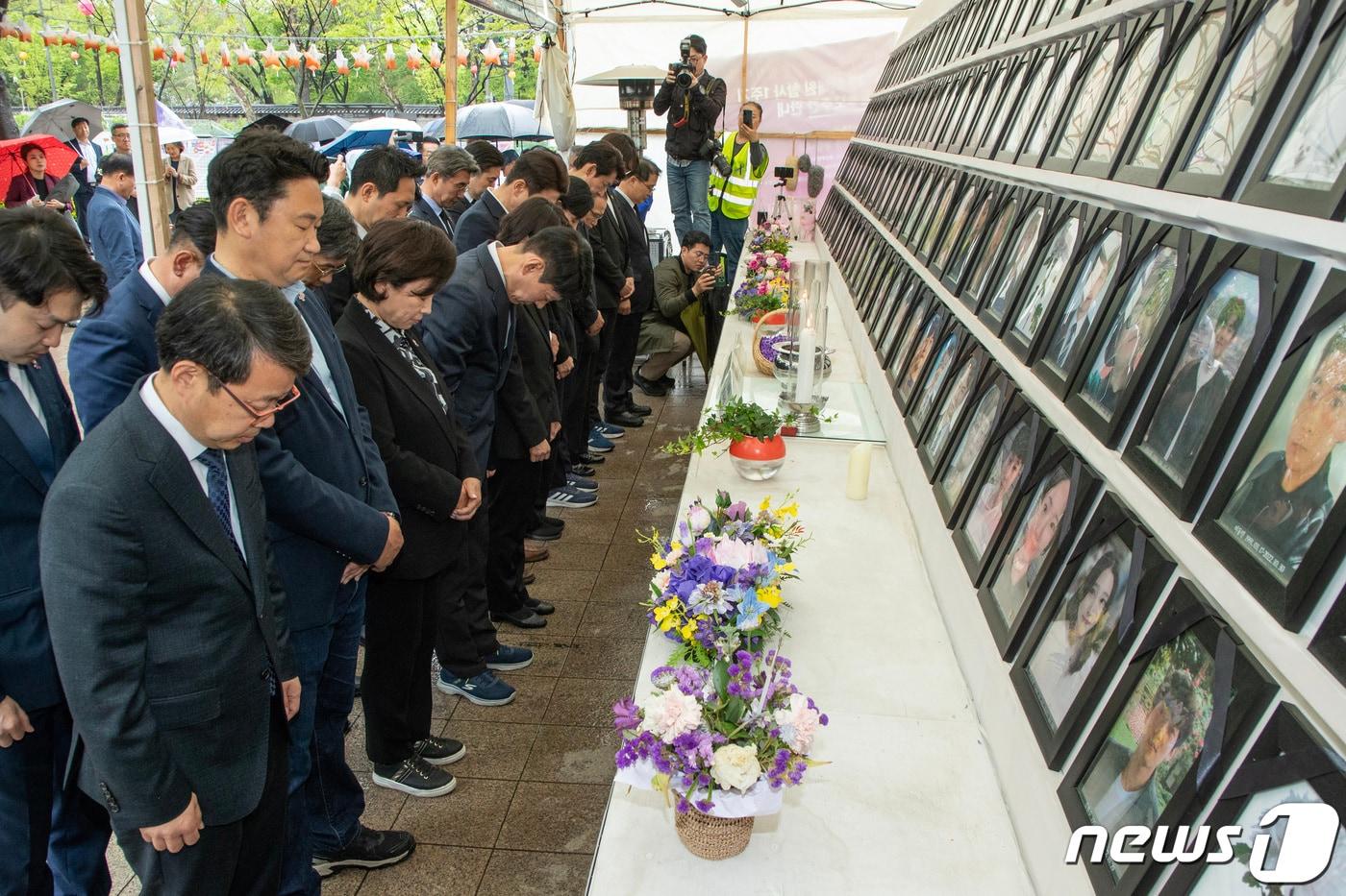 더불어민주당과 더불어민주연합 초선 국회의원 당선자들이 15일 오후 서울광장 이태원참사 희생자 분향소에서 희생자를 추모하고 있다.&#40;공동취재&#41; 2024.4.15/뉴스1 ⓒ News1 구윤성 기자