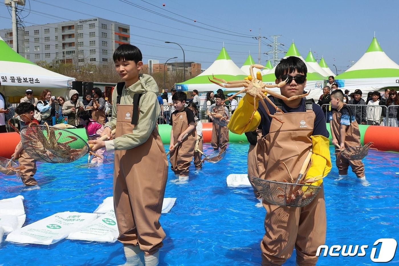 지난 12~15일 강원 동해시 추암 러시아대게마을에서 열린 &#39;2024 동해항 크랩킹 페스타&#39;&#40;동해시 제공&#41; 2024.4.15/뉴스1