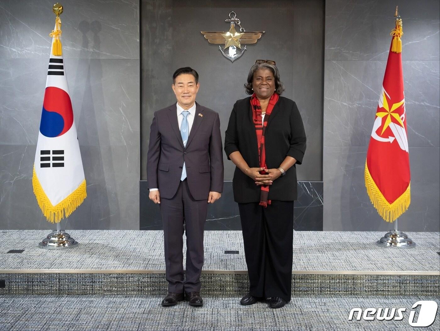 신원식 국방부 장관이 15일 오후 서울 용산구 국방부에서 린다 토머스 그린필드 주 유엔 미국대사와 기념촬영을 하고 있다. &#40;국방부 제공&#41; 2024.4.15/뉴스1