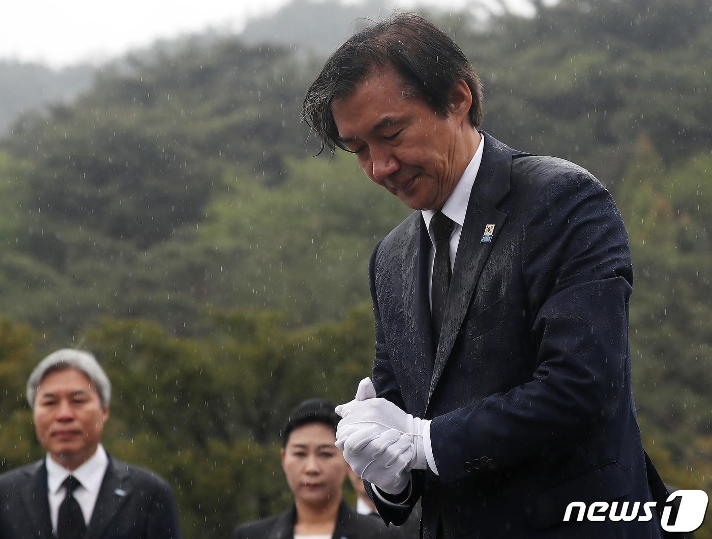 조국 조국혁신당 대표가 15일 오후 비례대표 당선인들과 함께 경남 김해시 진영읍 봉하마을을 찾아 고 노무현 전 대통령 묘역을 참배하고 있다. 2024.4.15/뉴스1 ⓒ News1 윤일지 기자