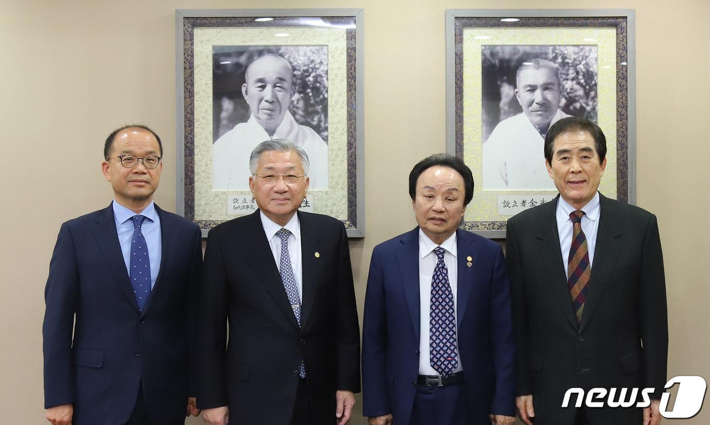 학교법인 청석학원 창학 100주년 기념사업회 오영식&#40;왼쪽 세 번째&#41; 회장이 사재 5000만 원을 출연한 뒤 청석학원 표갑수&#40;왼쪽 네 번째&#41; 이사장, 김윤배&#40;왼쪽 두 번째&#41; 총장, 백승복&#40;왼쪽 첫 번째&#41; 상임이사 등과 기념촬영을 하고 있다.&#40;청주대 제공&#41;/뉴스1