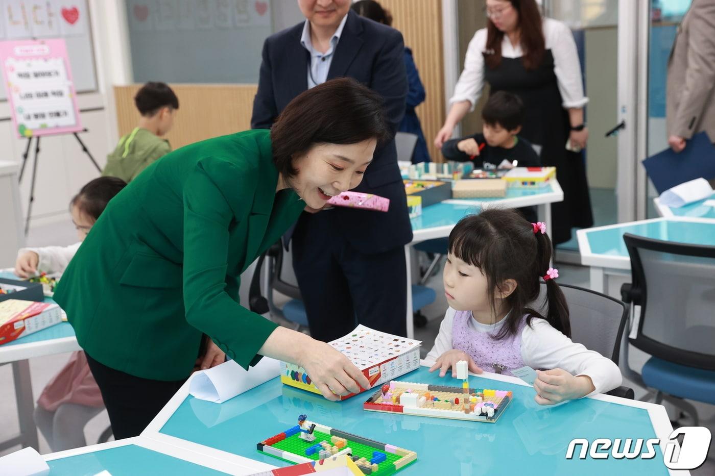 늘봄학교 일일교사로 변신한 오영주 중소벤처기업부 장관이 충남 공주 석송초등학교에서 &#39;청소년 비즈쿨 프로그램&#39;을 활용해 수업을 하고 있다. 사진은 기사 내용과 무관. &#40;중소벤처기업부 제공&#41; /뉴스1