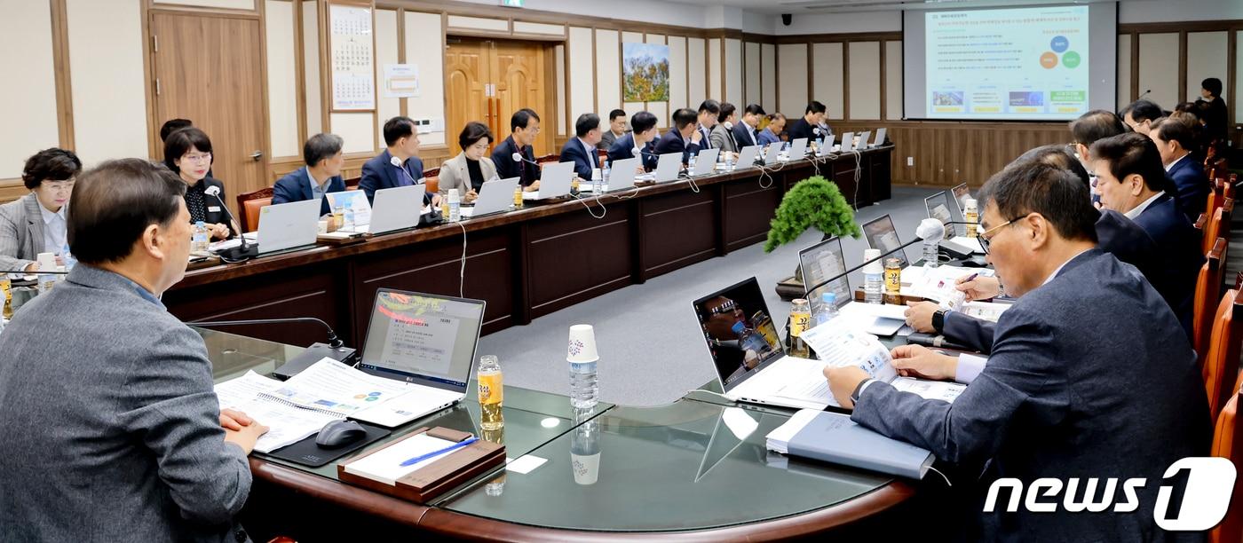 합천군이 15일 군청 소회의실에서 ‘군 장기발전종합계획 수립 연구 용역’ 최종보고회를 열고 있다&#40;합천군 제공&#41;. 2024.4.15