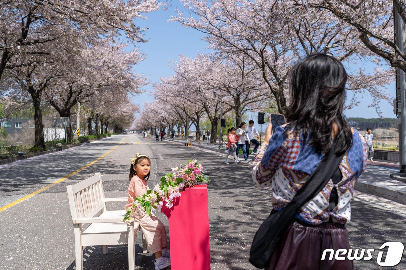 지난 12~13일까지 이틀간 양양군 남대천 송이공원 일대에서 열린 ‘2024 양양남대천 봄향기 예술마당’&#40;양양문화재단 제공&#41; 2024.4.15/뉴스1