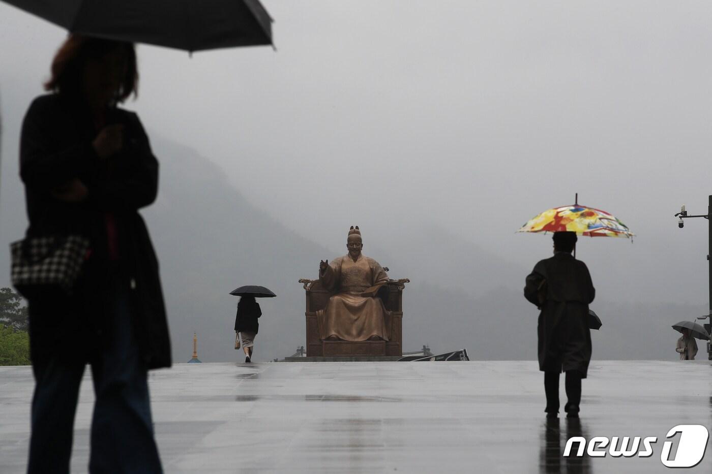 봄비가 내리는 16일 오전 서울 광화문광장에서 출근길 시민들이 발걸음을 옮기고 있다. 2024.4.16/뉴스1 ⓒ News1 이광호 기자