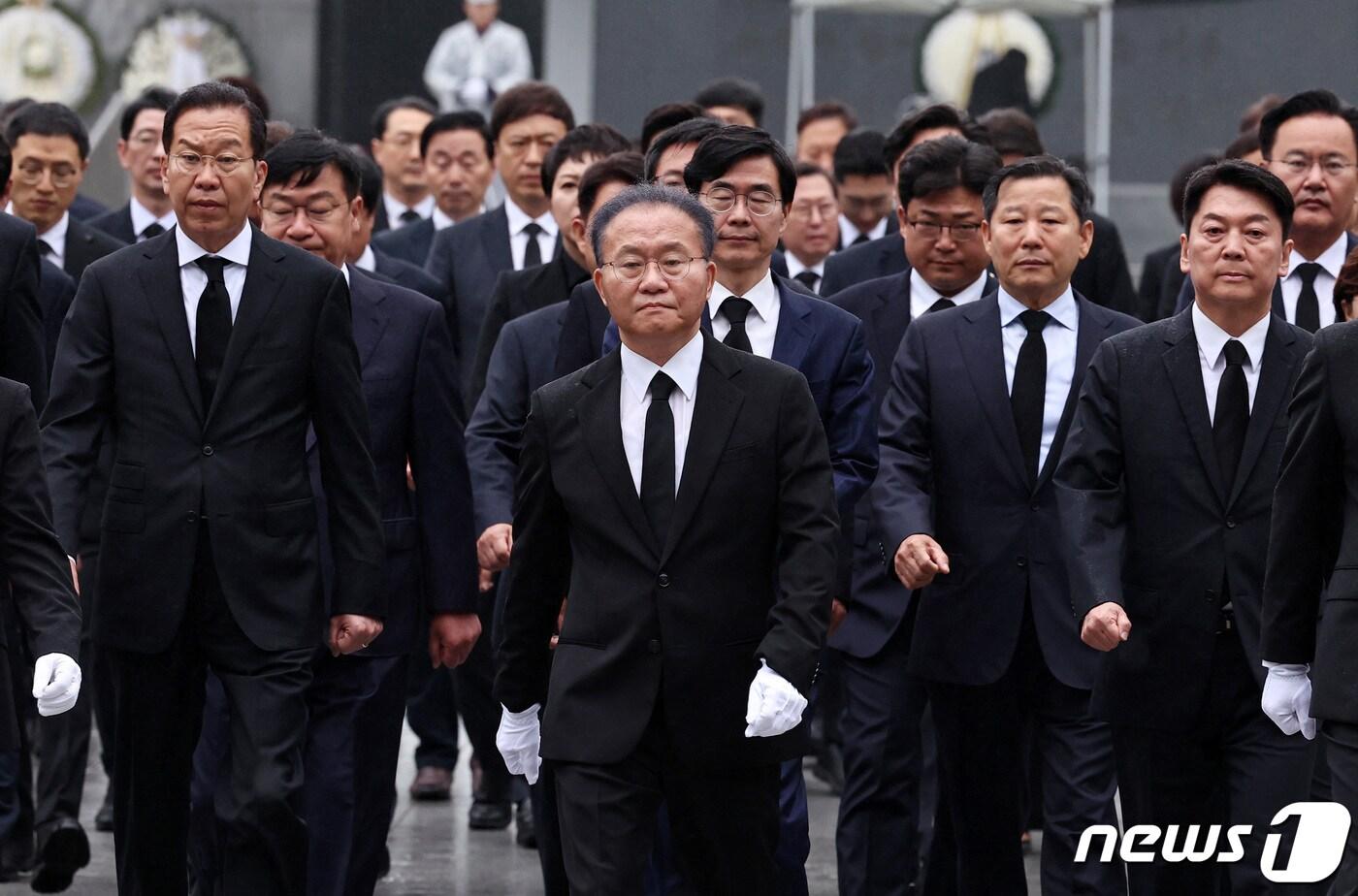 윤재옥 원내대표를 비롯한 국민의힘과 국민의미래 소속 제22대 국회의원 당선인들이 16일 오전 서울 동작구 국립서울현충원에서 참배를 마친 뒤 이동하고 있다. 2024.4.16/뉴스1 ⓒ News1 구윤성 기자