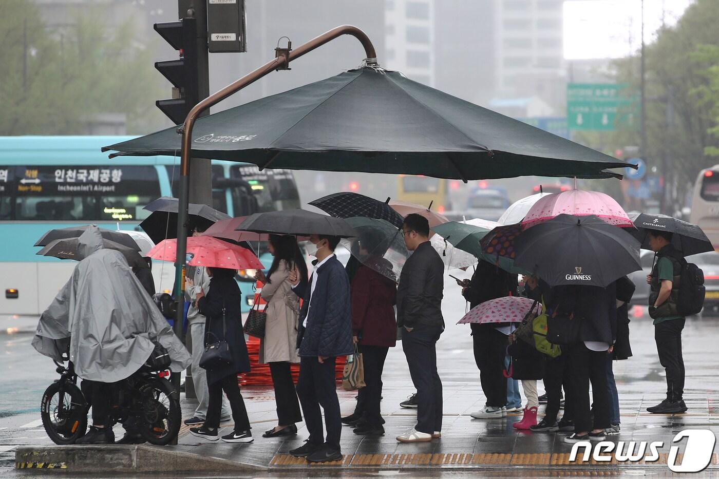 봄비가 내리는 16일 오전 서울 세종대로 사거리에서 출근길 시민들이 우산을 쓰고 있다. 2024.4.16/뉴스1 ⓒ News1 이광호 기자