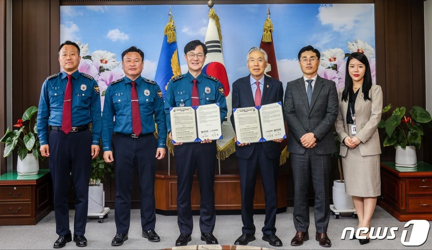 경남경찰청 김병우 청장&#40;왼쪽에서 세번째&#41;이 경남경영자총협회 이상연 회장&#40;왼쪽에서 네번째&#41;과 ‘미래·과학치안 공감대 확대와 지역 치안산업 성장 기반 조성’을 위한 업무협약을 맺고 기념사진을 찍고 있다.&#40;경남경찰청 제공&#41;