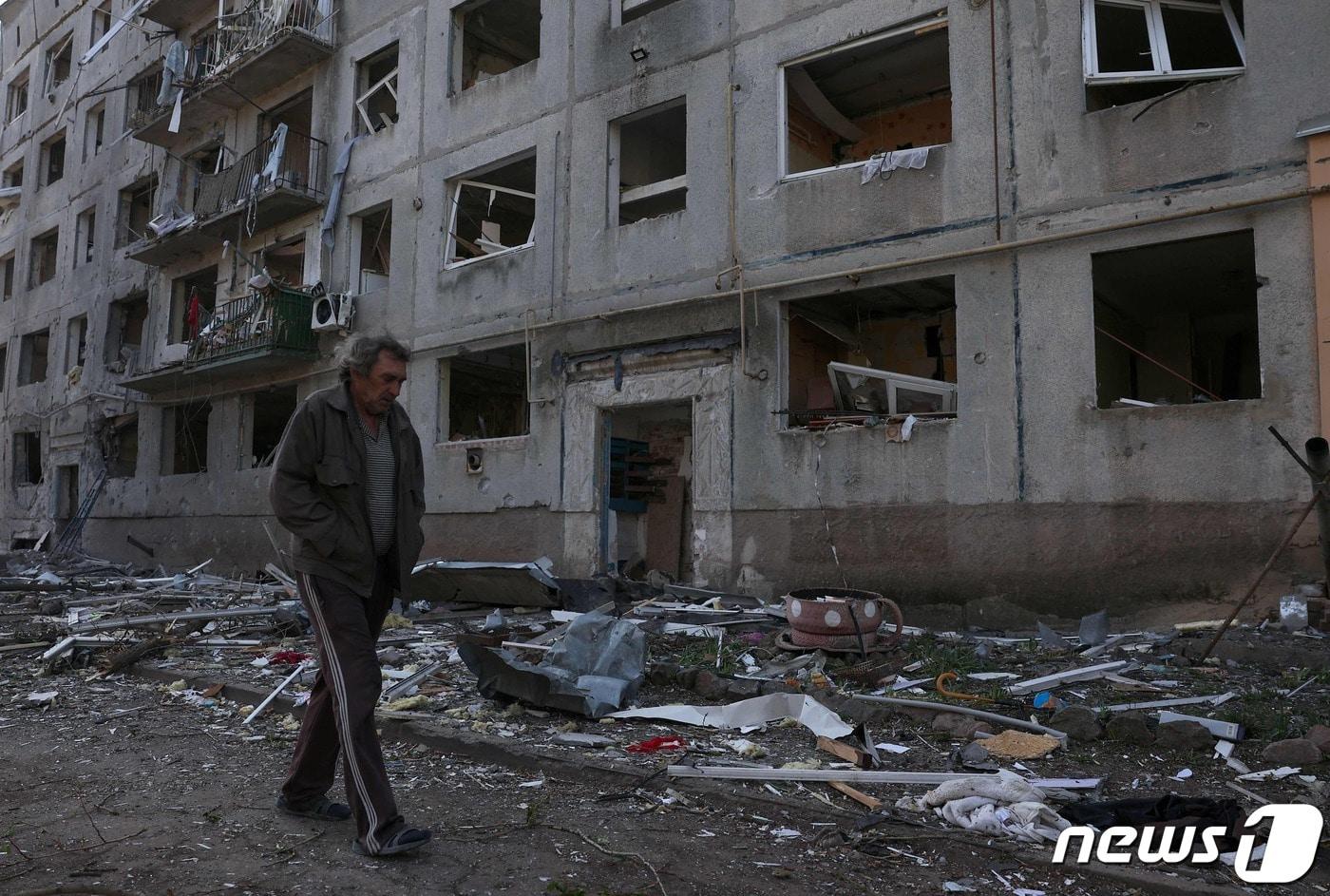 15일&#40;현지시간&#41; 우크라이나 도네츠크 아우디이우카 인근의 오케레틴 마을에서 한 남성이 포격과 공습으로 파괴된 주택 옆을 지나가고 있다. 2024.04.15/ ⓒ AFP=뉴스1 ⓒ News1 권진영 기자