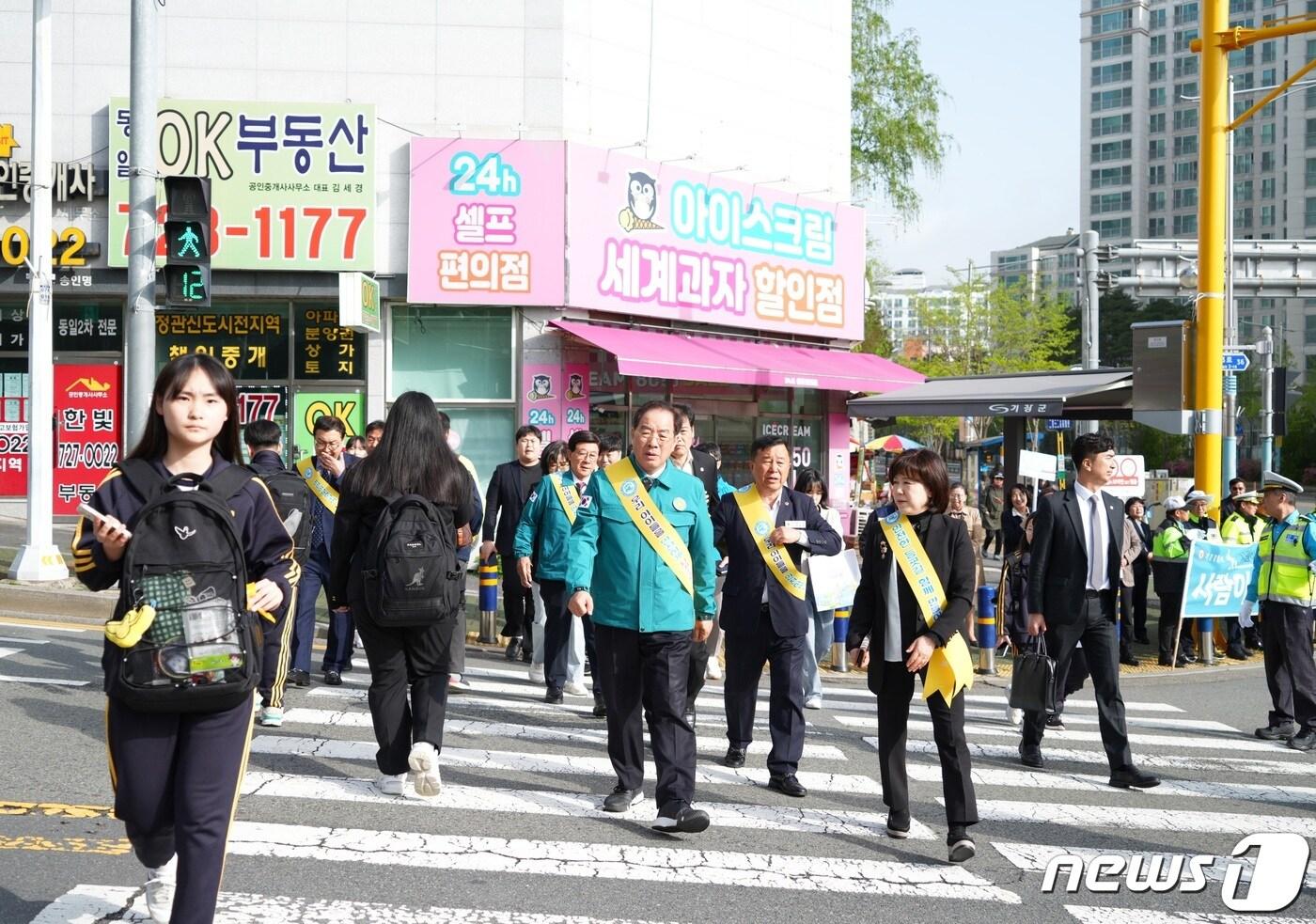  16일 오전 기장군 신정초 인근 교차로에서 하윤수 부산시교육감이 통학 안전 캠페인 활동을 펼치고 있다.&#40;부산시교육청 제공&#41;