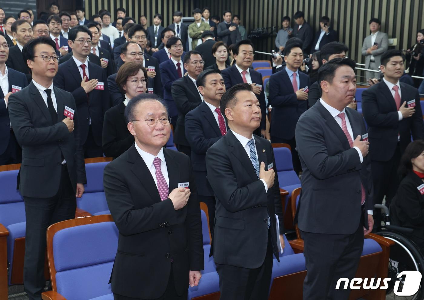 윤재옥 국민의힘 원내대표 겸 당 대표 권한대행 등이 16일 서울 여의도 국회에서 열린 제22대 국회 국민의힘·국민의미래 당선자총회에서 국기에 경례를 하고 있다. 2024.4.16/뉴스1 ⓒ News1 송원영 기자