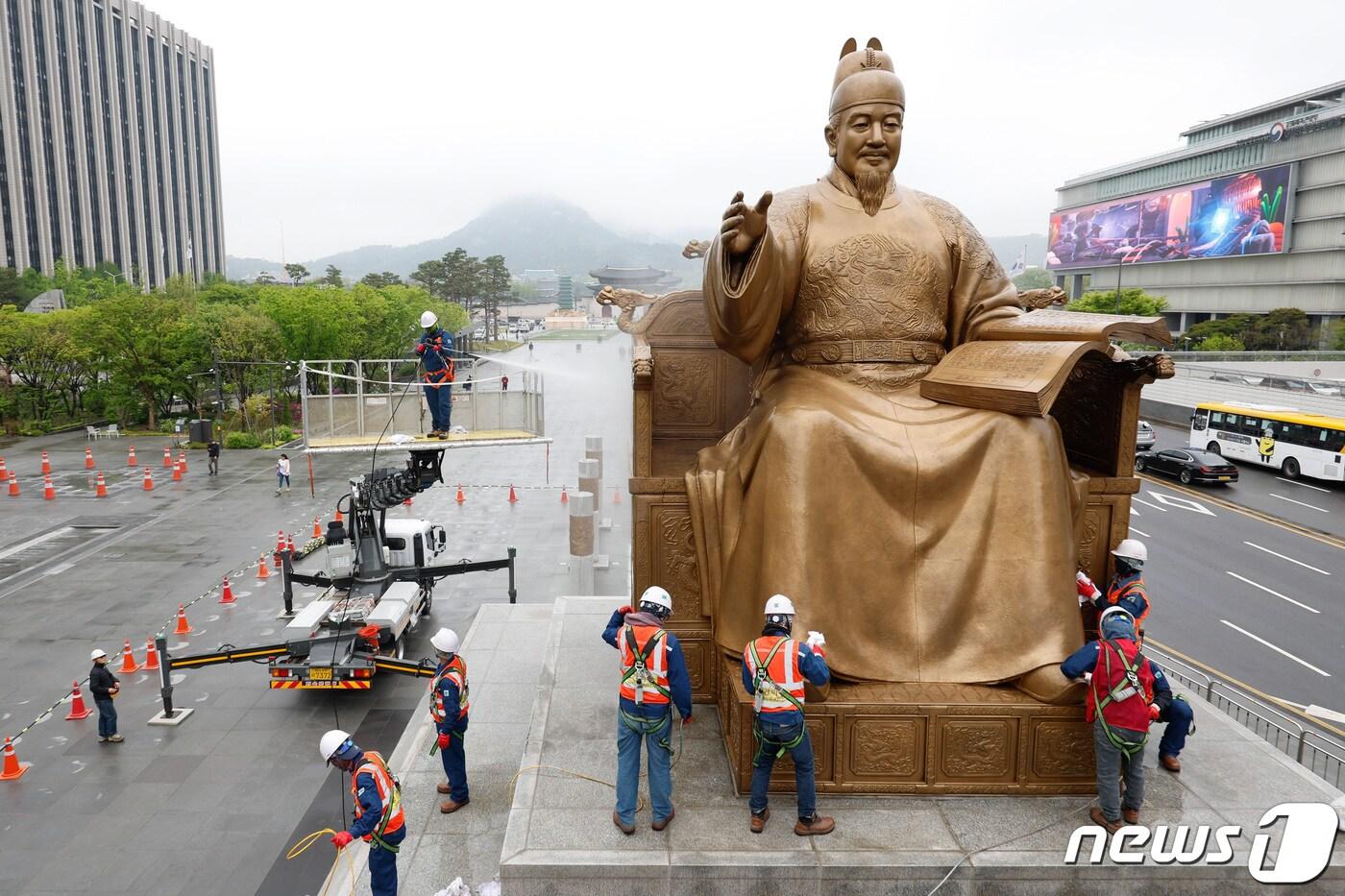 서울시 관계자들이 16일 오전 서울 세종대로 광화문 광장에서 세종대왕 동상을 세척하고 있다. 최근 황사와 미세먼지로 묵은 때가 동상을 두껍게 덮고 있어 세척 작업은 총 4단계&#40;먼지 제거·세척·이물질 제거·코팅&#41;로 이뤄진다. &#40;공동취재&#41; 2024.4.16/뉴스1 ⓒ News1 김민지 기자