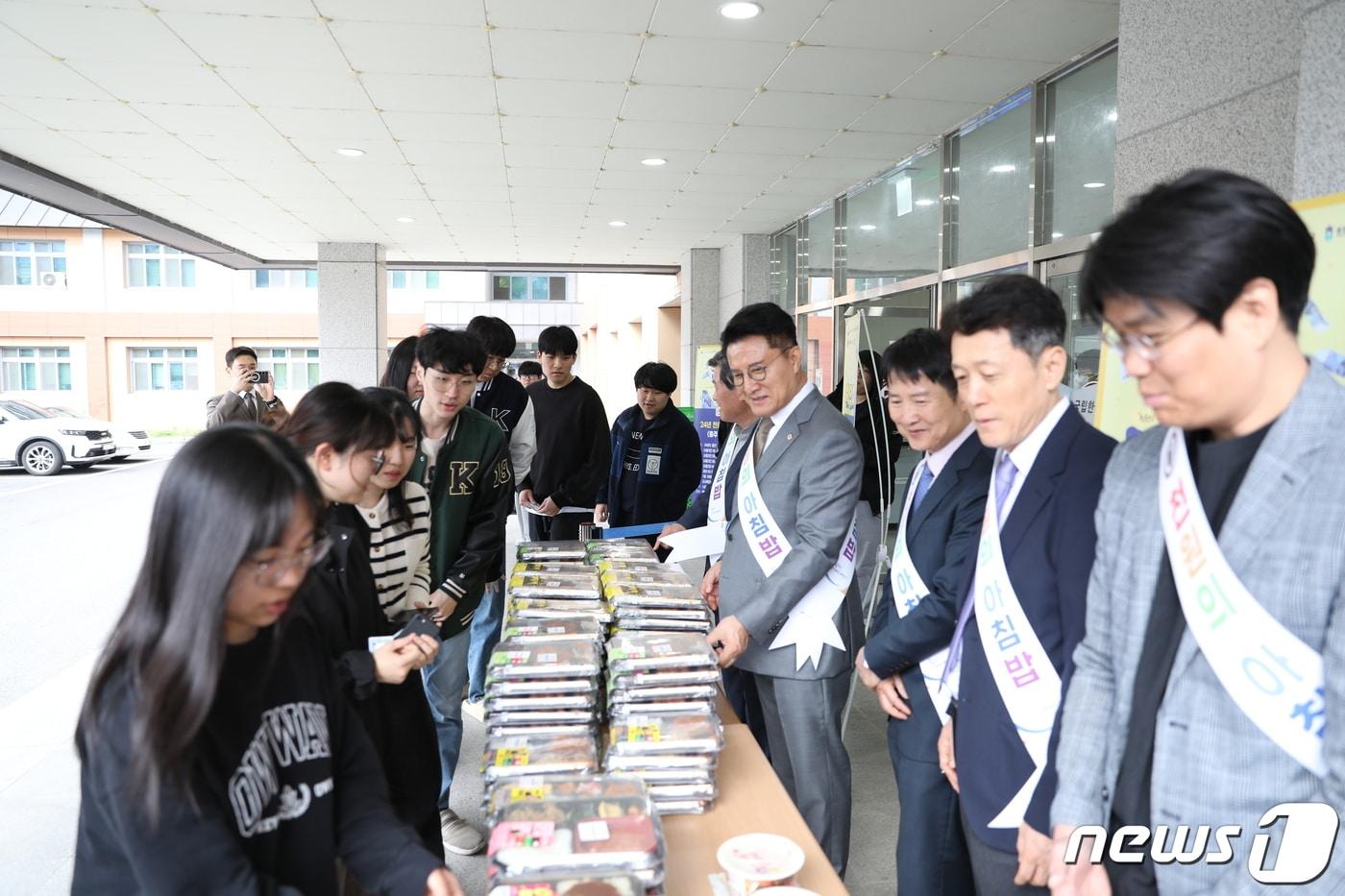  16일 한국교통대학교는 2024학년도 1학기 중간고사 기간부터 &#39;천원의 아침밥&#39;을 제공한다고 밝혔다. 사진은 충주캠퍼스 판매 모습.&#40;교통대 제공&#41;2024.4.16/뉴스1